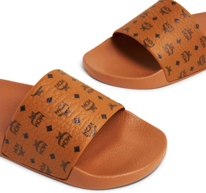 MCM Slippers met logo-reliëf Bruin