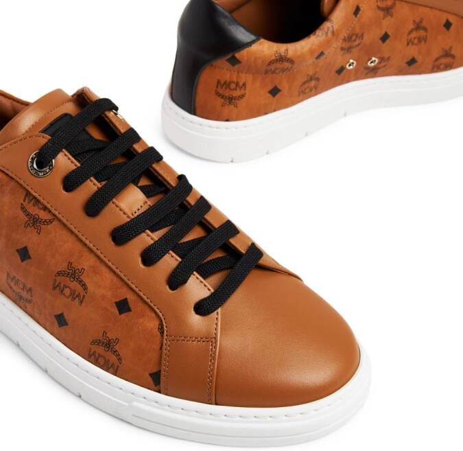 MCM Terrain sneakers met monogramprint Bruin