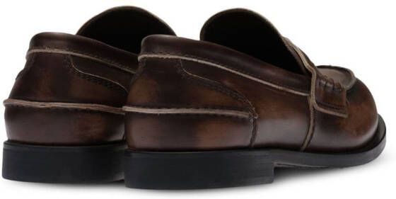 Miu Loafers met logo reliëf Bruin