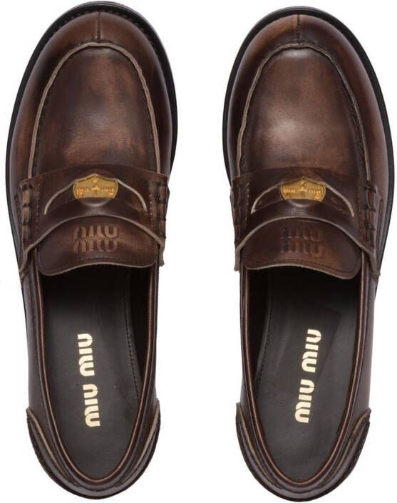 Miu Loafers met logo reliëf Bruin