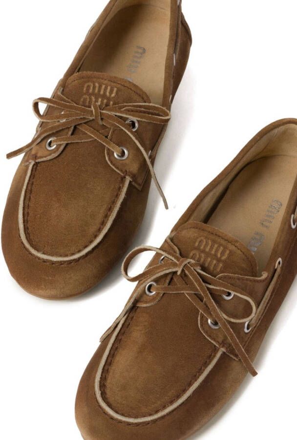 Miu Suède loafers met logo-reliëf Bruin