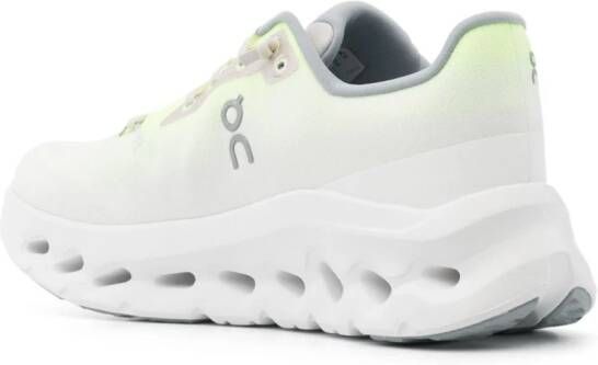 On Running Cloudtilt sneakers met logo reliëf Wit