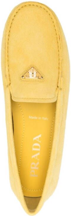 Prada Suède loafers met logo Geel