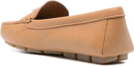 Prada Leren loafers met logo Beige