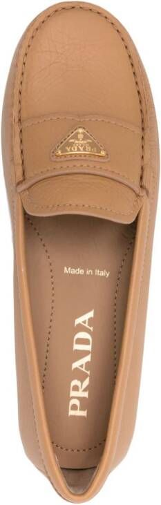 Prada Leren loafers met logo Beige