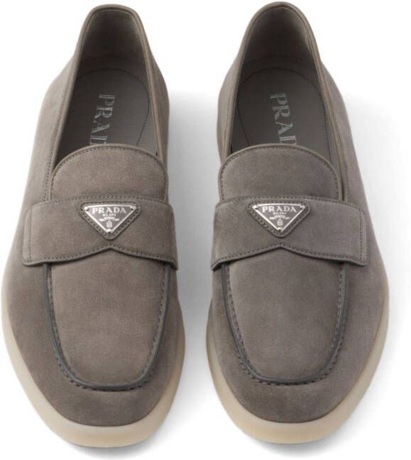 Prada Suède loafers met logo Grijs