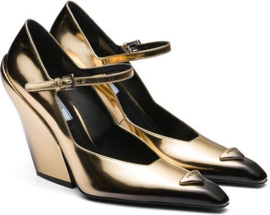 Prada Mary Jane pumps met puntige neus Goud