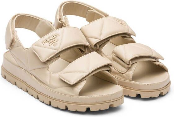 Prada Sandalen met logoplakkaat Beige