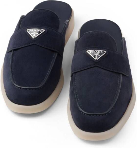 Prada Suède loafers met logo en open hiel Blauw