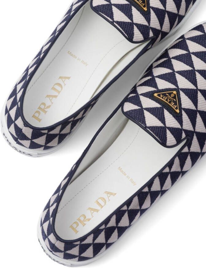 Prada Loafers met logo Blauw