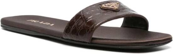 Prada Triangle logo-reliëf-Crocodile slippers Bruin