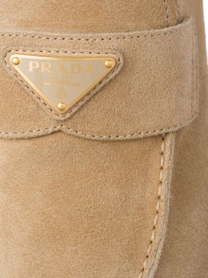 Prada Suède slippers met logo Beige