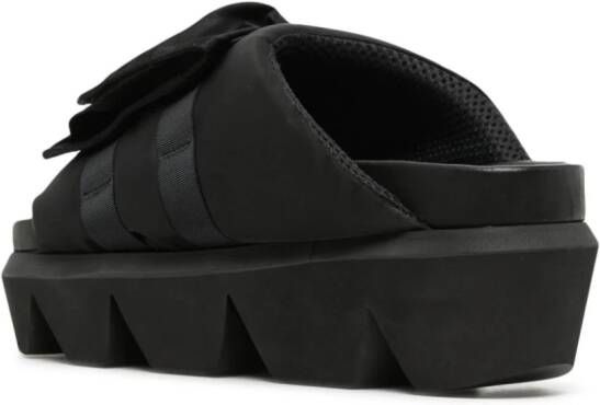 sacai Slippers met klepzak en chunky zool Zwart