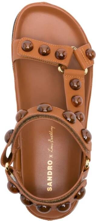 SANDRO Leren sandalen met studs Bruin