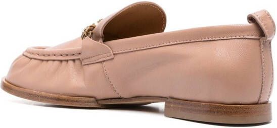 Tod's Loafers met ketting Beige