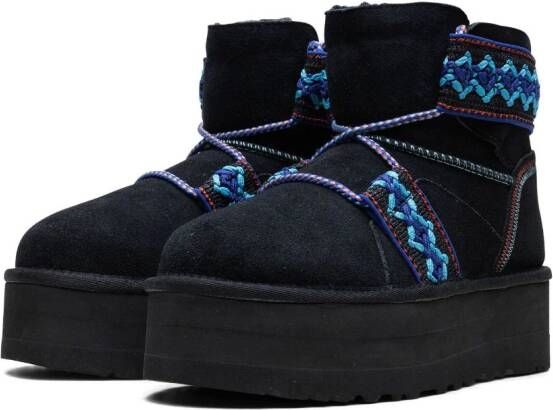 UGG Classic Mini II Braid enkellaarzen met plateauzool Zwart