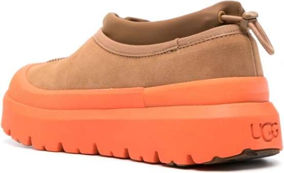 UGG Tasman Weather Hybrid loafers met colourblocking Bruin