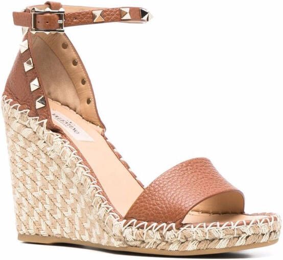 Valentino Garavani Rockstud espadrille sandalen met sleehak Bruin