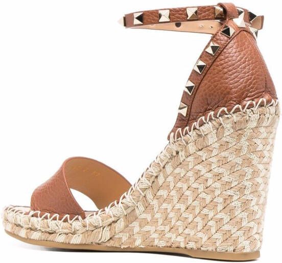 Valentino Garavani Rockstud espadrille sandalen met sleehak Bruin