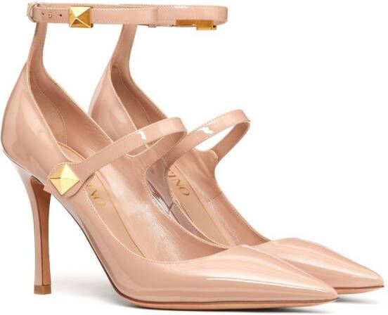 Valentino Garavani Rockstud pumps van lakleer Beige