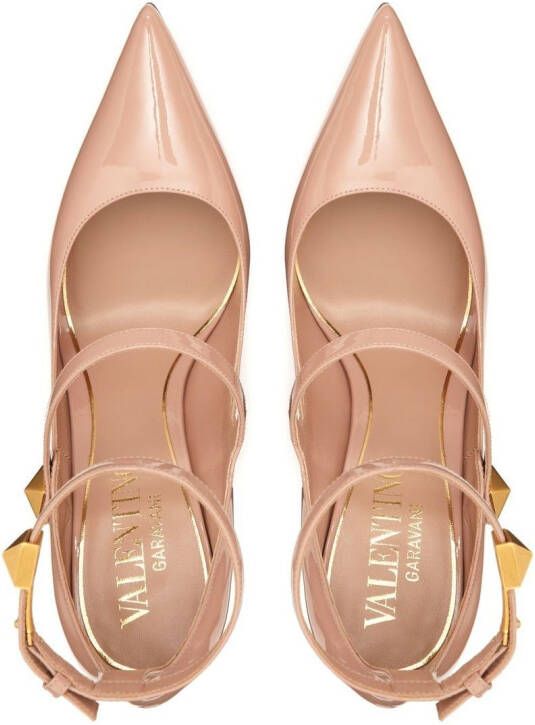 Valentino Garavani Rockstud pumps van lakleer Beige