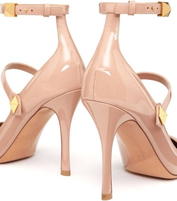 Valentino Garavani Rockstud pumps van lakleer Beige