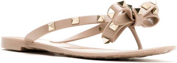 Valentino Garavani Rockstud teenslippers met strik Beige