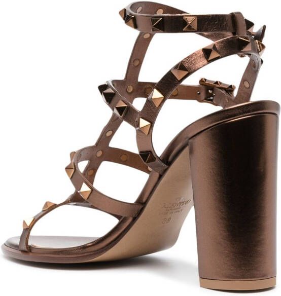 Valentino Garavani Rockstud sandalen met blokhak Bruin