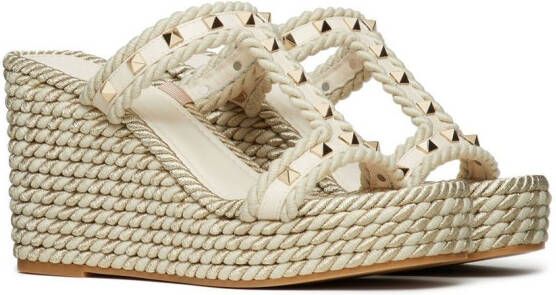 Valentino Garavani Rockstud sandalen met sleehak Beige