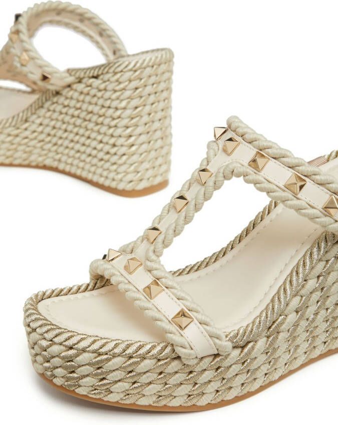 Valentino Garavani Rockstud sandalen met sleehak Beige