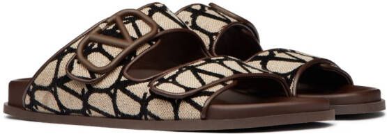 Valentino Garavani Slippers met klittenband Bruin