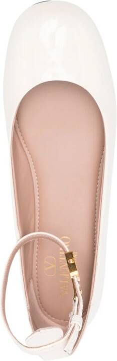 Valentino Garavani Tann-Go lakleren ballerina's Beige