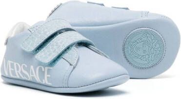 Versace Kids Sneakers met logoprint Blauw