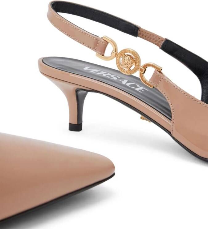 Versace Leren pumps met logoplakkaat Beige