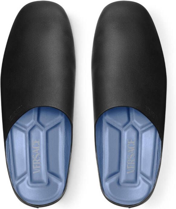 Versace Leren slippers met logo-reliëf Zwart