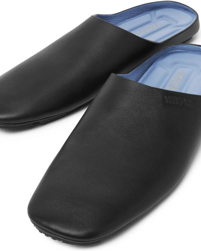 Versace Leren slippers met logo-reliëf Zwart