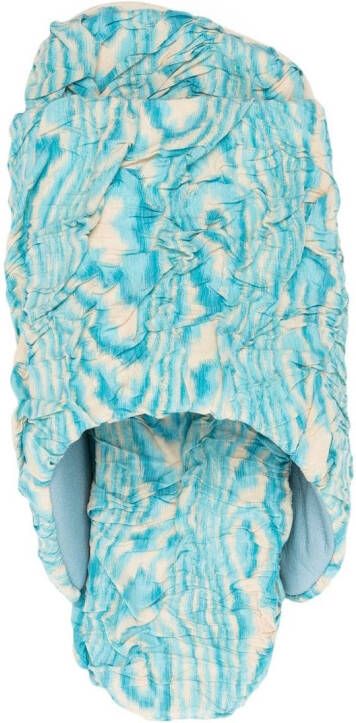 YUME Slippers met abstracte print Blauw