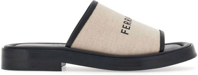 Ferragamo Slippers met logoprint Beige