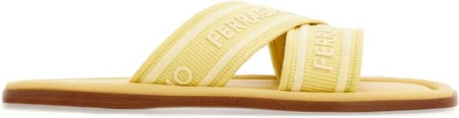 Ferragamo Slippers met logoprint Geel