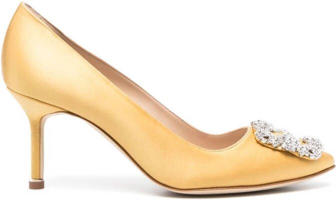 Manolo Blahnik Hangisi pumps met kristallen gesp Geel