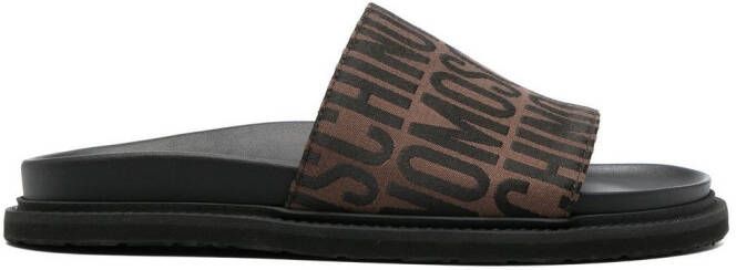 Moschino Badslippers met logo jacquard Bruin