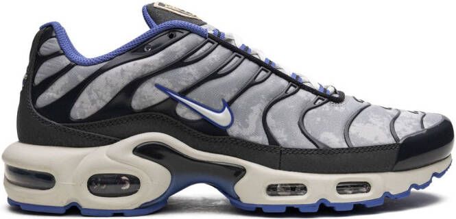 Nike "Air Max Plus SE Social FC sneakers" Grijs