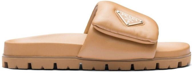 Prada Slippers met logoplakkaat Beige