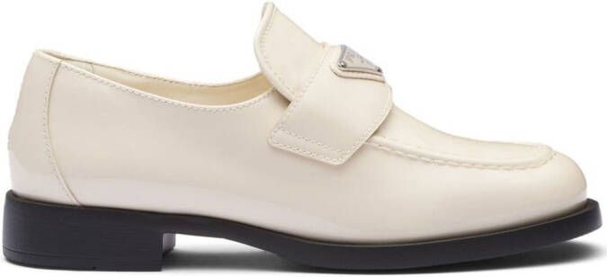 Prada Loafers met logoplakkaat Beige