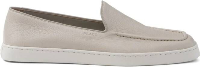 Prada Leren loafers met afwerking Grijs