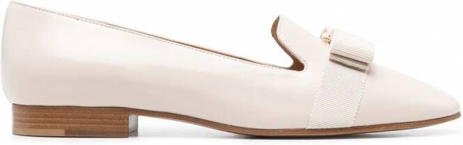 Ferragamo Loafers verfraaid met strik Beige