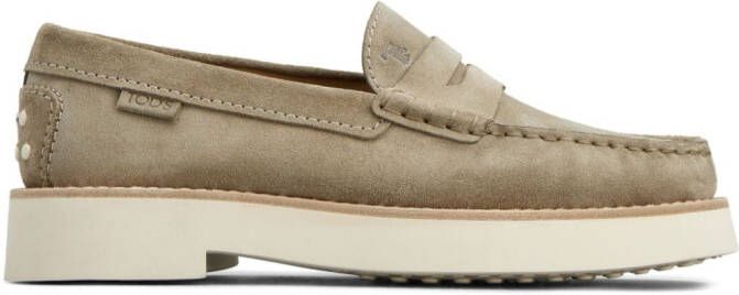 Tod's Suède loafers met logo-reliëf Beige