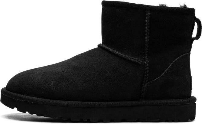 UGG Classic Mini II enkellaarzen Zwart