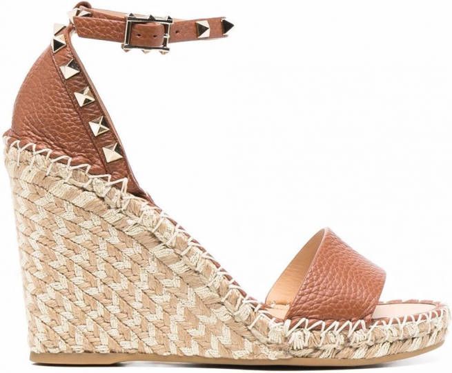 Valentino Garavani Rockstud espadrille sandalen met sleehak Bruin