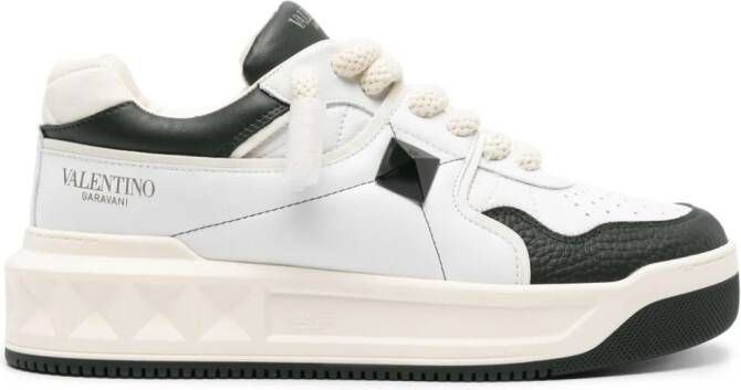 Valentino Garavani One Stud leren sneakers met vlakken Wit